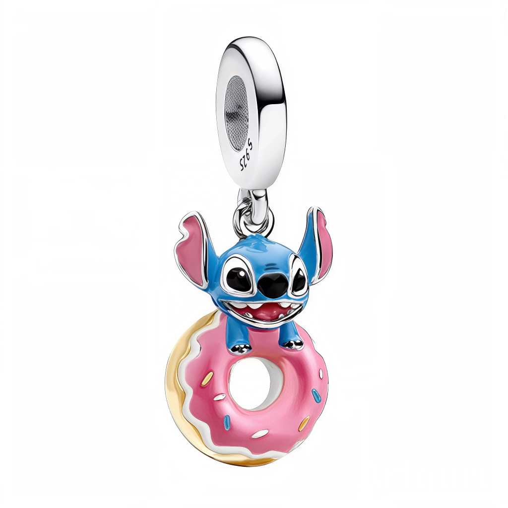 Succombez à la tentation avec ce charm espiègle mettant en scène Stitch, le héros Disney, perché sur un donut rose au glaçage gourmand ! Ce bijou pétillant apporte une touche de fantaisie et de douceur à votre collection, parfait pour illuminer votre bracelet à charms lors des plus beaux moments de partage et de gourmandise.

Les couleurs vives et les détails joyeux : la patte de Stitch posée sur le donut, les oreilles grandes ouvertes et la finition émaillée rose et jaune, offrent un mélange irrésistible d