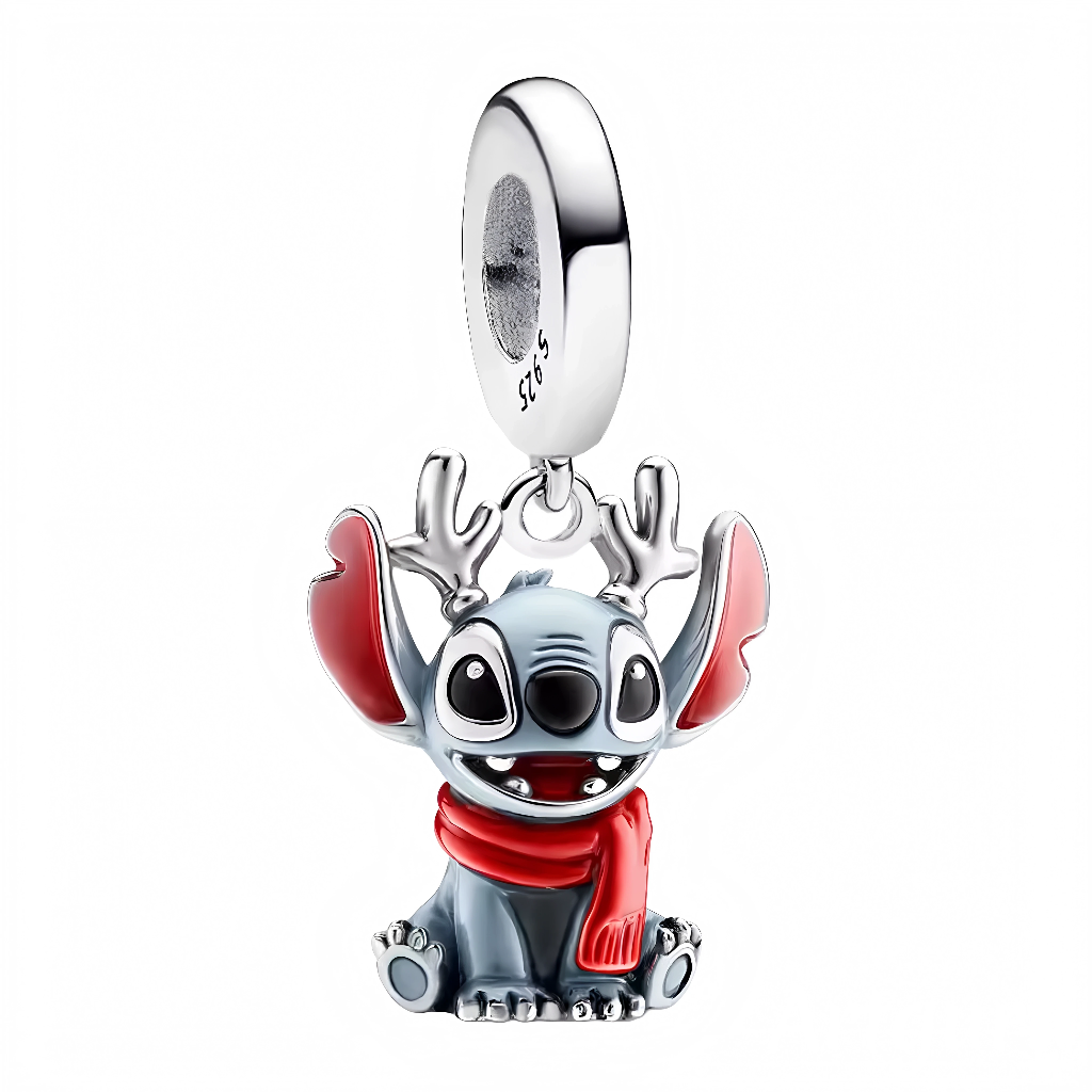 Invitez l’esprit des fêtes sur votre bracelet avec ce charm adorable figurant Stitch, le célèbre personnage Disney, coiffé de bois de renne argentés et drapé dans une écharpe rouge flamboyante. Sa posture assise et son sourire espiègle en font un accessoire plein de bonne humeur, parfait pour célébrer l’hiver avec une touche de magie et d’originalité !

Les finitions soignées et les couleurs contrastées raviront les fans de Lilo et Stitch à la recherche d’un bijou festif, chaleureux et unique pour leur coll