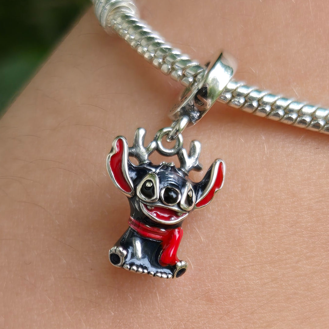 Invitez l’esprit des fêtes sur votre bracelet avec ce charm adorable figurant Stitch, le célèbre personnage Disney, coiffé de bois de renne argentés et drapé dans une écharpe rouge flamboyante. Sa posture assise et son sourire espiègle en font un accessoire plein de bonne humeur, parfait pour célébrer l’hiver avec une touche de magie et d’originalité !

Les finitions soignées et les couleurs contrastées raviront les fans de Lilo et Stitch à la recherche d’un bijou festif, chaleureux et unique pour leur coll