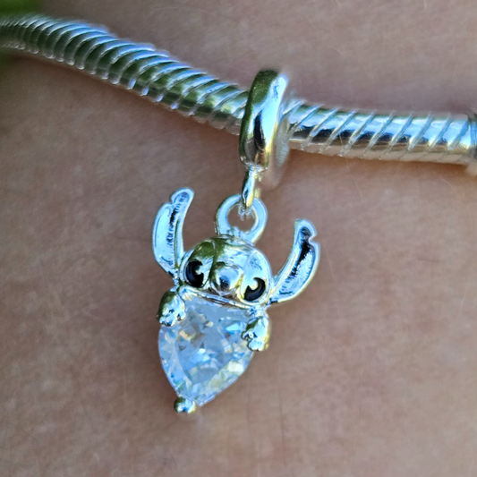 Charm pendentif en argent 925 représentant Stitch, le célèbre personnage de Lilo & Stitch, tenant un petit cœur. Un bijou mignon et attachant pour personnaliser vos bracelets ou colliers.

Caractéristiques
– Métal : argent 925
– Design : Stitch avec un cœur
– Type : pendentif
– Finition soignée et détaillée