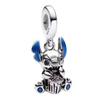 Apporte une touche amusante et gourmande à ton bracelet avec ce charm pendentif Stitch avec seau à pop corn. Inspiré de l’univers Disney, ce bijou en argent 925 met en scène Stitch tenant son seau à pop corn dans un design plein de fantaisie et de bonne humeur. Un charm original et attachant, parfait pour les fans de Lilo et Stitch et des bijoux qui sortent de l’ordinaire.

Caractéristiques :

- Matière : Argent 925.
- Design : Stitch avec seau à pop corn en pendentif et finitions soignées.
- Dimensions : T