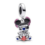 Apporte une touche amusante et spectaculaire à ton bracelet avec ce charm pendentif Stitch avec seau à pop corn et oreille de Mickey. Inspiré de l’univers Disney, ce bijou en argent 925 met en scène Stitch dans une version pleine de fantaisie, avec son seau à pop corn et ses oreilles de Mickey pour un rendu encore plus adorable. Un charm original et détaillé, parfait pour les fans de Lilo et Stitch et des pièces inspirées des parcs Disney.

Caractéristiques :

- Matière : Argent 925.
- Design : Stitch avec 