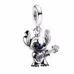 Apporte une touche tropicale et joyeuse à ton bracelet avec ce charm pendentif Stitch avec ukulélé. Inspiré de l’univers Disney, ce bijou en argent 925 met en scène Stitch jouant du ukulélé dans un design plein de bonne humeur et d’esprit hawaïen. Un charm original et attachant, parfait pour les fans de Lilo et Stitch et des bijoux qui respirent l’ohana.

Caractéristiques :

- Matière : Argent 925.
- Design : Stitch avec ukulélé en pendentif et finitions soignées.
- Dimensions : Taille délicate et confortab