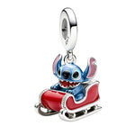 Apporte une touche festive et adorable à ton bracelet avec ce charm pendentif Stitch dans son traîneau de Noël. Inspiré de l’univers Disney, ce bijou en argent 925 met en valeur Stitch dans un traîneau décoré aux couleurs de Noël, avec des détails émaillés pleins de fantaisie. Un charm original et joyeux, parfait pour les fans de Stitch et des pièces pleines de magie.

Caractéristiques :

- Matière : Argent 925 avec détails émaillés.
- Design : Stitch dans son traîneau de Noël avec finitions soignées.
- Dim