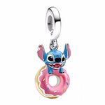 Apporte une touche gourmande et pleine de fantaisie à ton bracelet avec ce charm pendentif Stitch donut. Inspiré de l’univers Disney, ce bijou en argent 925 met en scène Stitch en train de savourer un donut, pour un rendu amusant, original et totalement adorable. Un charm plein de bonne humeur, parfait pour les fans de Lilo et Stitch et des bijoux qui sortent de l’ordinaire.

Caractéristiques :

- Matière : Argent 925.
- Design : Stitch avec donut en pendentif et finitions soignées.
- Dimensions : Taille dé