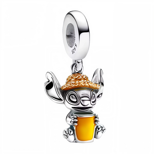 Offrez à votre collection une touche estivale et décontractée avec ce charm pendentif en argent 925 représentant Stitch assis, coiffé d’un chapeau de paille jaune et tenant un verre de jus d’orange. Ce bijou plein de bonne humeur capture l’esprit relax et espiègle du célèbre personnage dans un moment de pur farniente. Parfait pour les fans de Disney qui aiment les détails originaux et l’ambiance vacances.