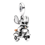 Apporte une touche fun et dépaysante à ton bracelet avec ce charm pendentif Stitch scooter. Inspiré de l’univers Disney, ce bijou en argent 925 met en scène Stitch sur son scooter dans un design original et plein d’énergie. Un charm amusant et attachant, parfait pour les fans de Lilo et Stitch et des pièces qui évoquent l’aventure et la liberté.

Caractéristiques :

- Matière : Argent 925.
- Design : Stitch sur scooter en pendentif avec finitions soignées.
- Dimensions : Taille délicate et confortable à por