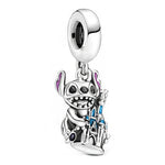 Apporte une touche magique et féerique à ton bracelet avec ce charm pendentif Stitch sur le château de Disney. Inspiré de l’univers enchanté de Disney, ce bijou en argent 925 met en scène Stitch devant le célèbre château, pour un rendu à la fois adorable, symbolique et plein de rêve. Un charm original et élégant, parfait pour les fans de Disney et des souvenirs de parc.

Caractéristiques :

- Matière : Argent 925.
- Design : Stitch sur le château de Disney avec finitions soignées.
- Dimensions : Taille déli