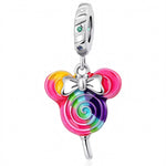 Le Charm Pendentif Sucette Mickey est une adorable création inspirée du célèbre visage de Mickey Mouse, prenant la forme d'une sucette gourmande. Ce charm associe la douceur et l’univers magique de Disney, idéal pour ajouter une touche ludique et colorée à votre bracelet ou collier.