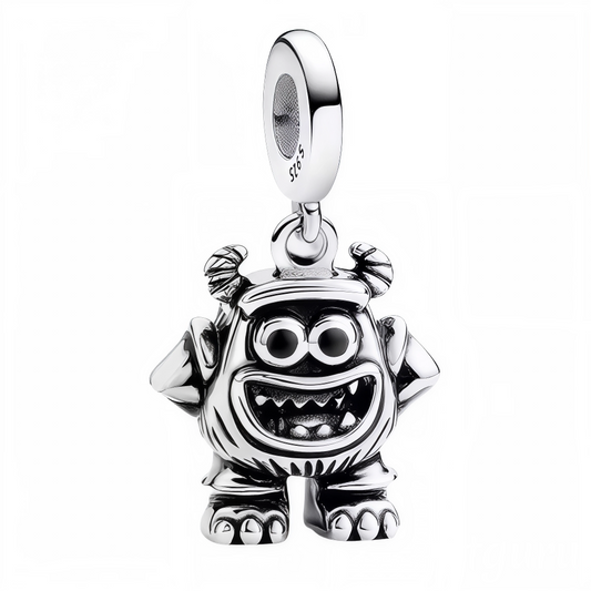 Apportez une touche de douceur et de force à votre collection avec ce charm pendentif en argent 925 représentant Sully, le gentil géant de Monstres &amp; Cie, avec ses cornes caractéristiques bien visibles. Finement travaillé et entièrement argenté, ce bijou capture l’essence protectrice et chaleureuse du personnage, parfait pour les fans de Pixar qui aiment les accessoires élégants et pleins de personnalité.