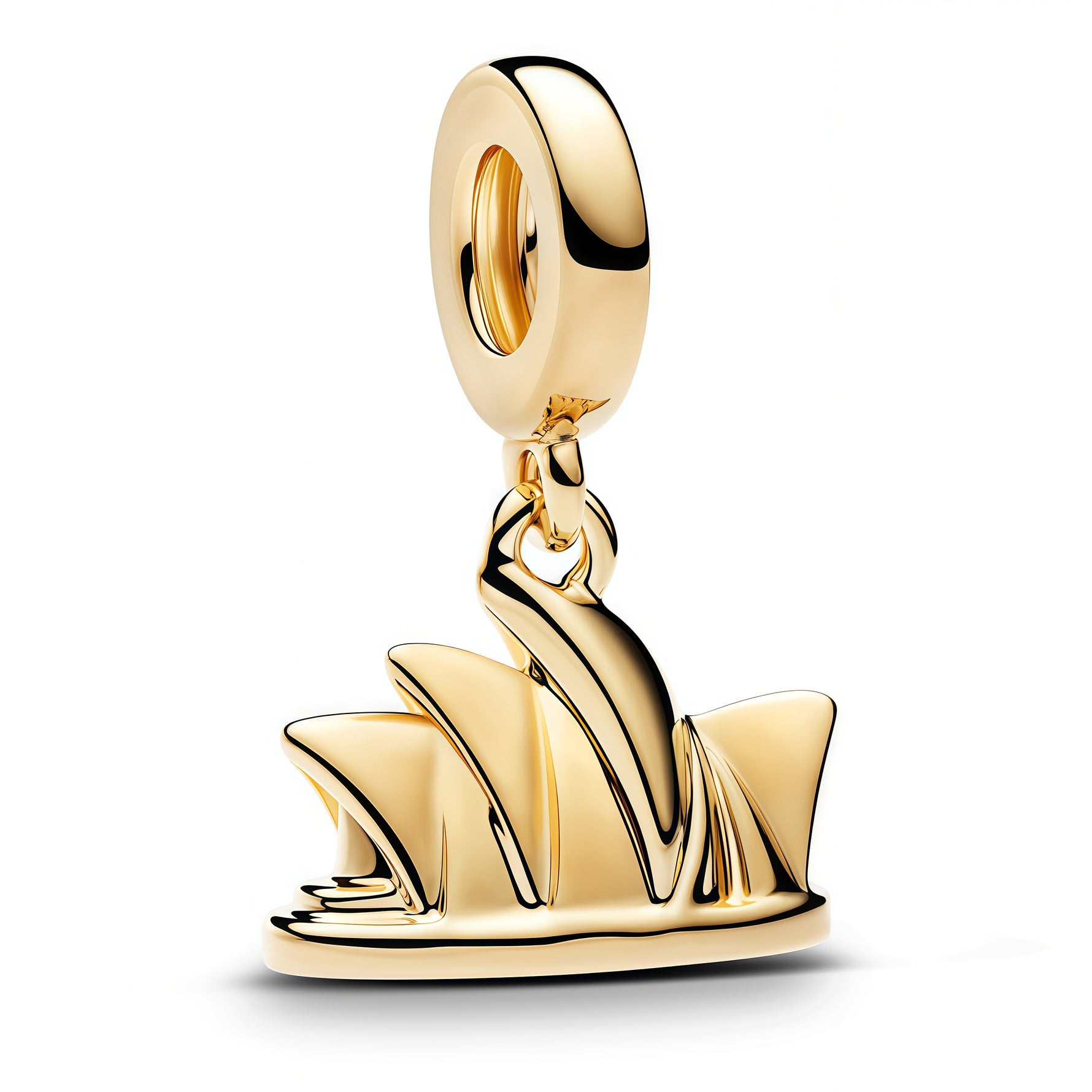 Charm Sydney Opera House en argent 925, inspiré de l’emblématique opéra de Sydney. Son design sculptural reprend les célèbres voiles architecturales du monument, avec des lignes fluides et élégantes qui évoquent un style moderne et raffiné. Compatible avec les bracelets de type Pandora, il se glisse facilement sur la plupart des bracelets à maillons ou rigides pour apporter une touche voyage et prestige à votre composition.