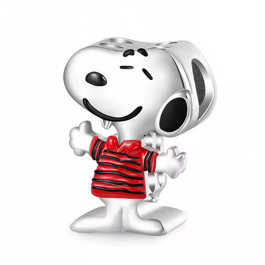 Snoopy adopte un style casual chic avec ce charm pendentif le représentant vêtu d’un t-shirt à manches courtes rayé rouge. Fidèle à son look cool et intemporel, ce bijou en argent 925 aux détails émaillés est un clin d’œil à l’élégance simple et au charme unique du célèbre beagle. Parfait pour ajouter une touche graphique à votre collection.