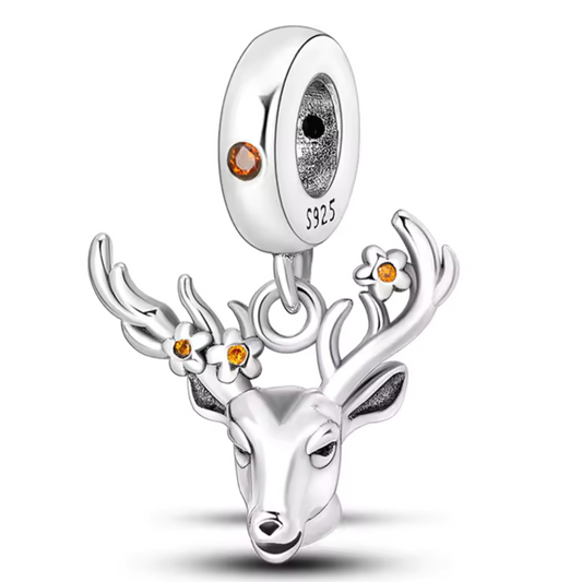 Apportez une touche festive à votre collection avec notre Charm Pendentif Tête de Renne ! Ce charm adorable incarne l'esprit de Noël, parfait pour célébrer la saison des fêtes avec style.