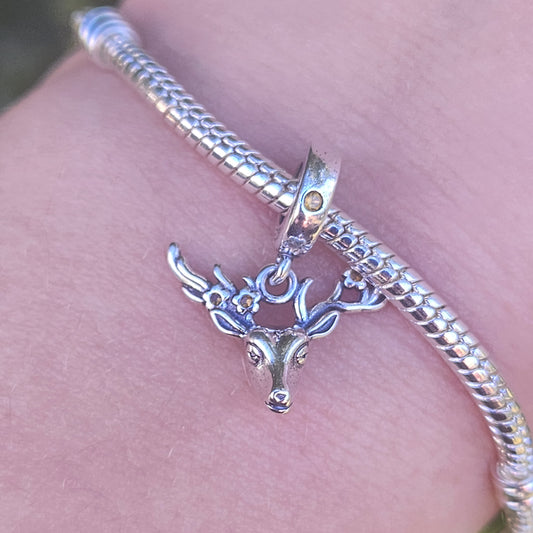 Apportez une touche festive à votre collection avec notre Charm Pendentif Tête de Renne ! Ce charm adorable incarne l'esprit de Noël, parfait pour célébrer la saison des fêtes avec style.