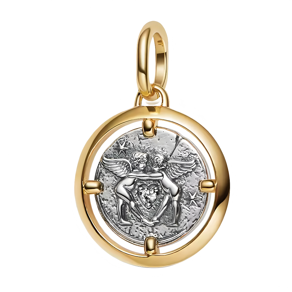 Ce charm pendentif en&nbsp;argent 925&nbsp;présente deux chérubins ailés entourant un cœur, serti sur un médaillon texturé cerclé d’un anneau doré pour un contraste raffiné et un esprit talisman ancien. Inspiré des médailles d’ange, il symbolise protection, amour et bienveillance, faisant de ce bijou un porte‑bonheur élégant pour accompagner au quotidien bracelets à charms et colliers. Compatible avec les bracelets de style Pandora, il s’intègre facilement à une composition existante tout en devenant la piè