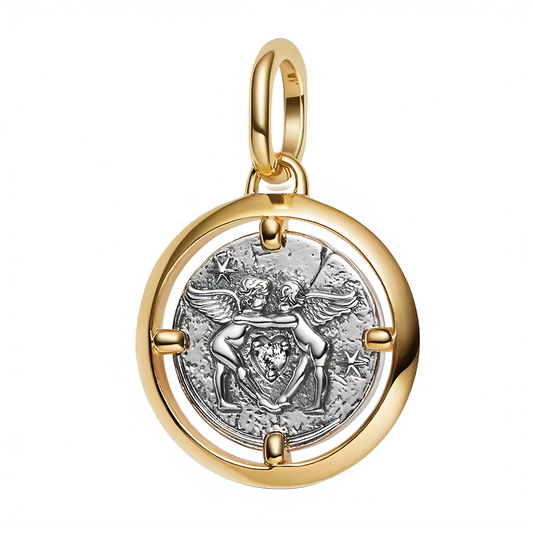 Ce charm pendentif en&nbsp;argent 925&nbsp;présente deux chérubins ailés entourant un cœur, serti sur un médaillon texturé cerclé d’un anneau doré pour un contraste raffiné et un esprit talisman ancien. Inspiré des médailles d’ange, il symbolise protection, amour et bienveillance, faisant de ce bijou un porte‑bonheur élégant pour accompagner au quotidien bracelets à charms et colliers. Compatible avec les bracelets de style Pandora, il s’intègre facilement à une composition existante tout en devenant la piè