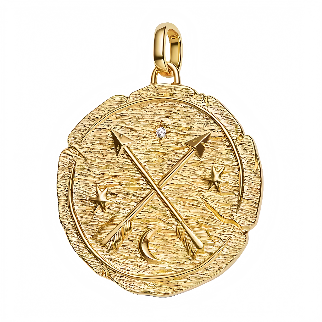 Ce charm pendentif en&nbsp;argent 925&nbsp;arbore deux flèches croisées entourées d’étoiles et d’un croissant de lune, gravés sur un médaillon texturé façon talisman ancien pour un rendu puissant et raffiné. Les flèches croisées symbolisent l’amitié, la protection et l’élan vers l’avant, tandis que la lune et les étoiles évoquent intuition, guidance et renouveau, pour un bijou chargé de sens au quotidien. Compatible avec les bracelets à charms de style Pandora et parfait aussi sur une chaîne, il complète un