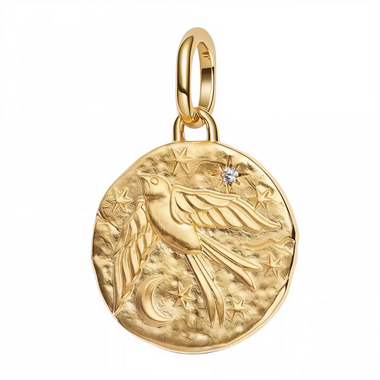 Ce charm pendentif en&nbsp;argent 925&nbsp;représente une hirondelle en plein vol entourée d’étoiles et d’un croissant de lune, gravée sur un médaillon texturé au fini talisman ancien. Symbole de liberté, d’espoir et de retour chanceux, l’hirondelle s’associe ici à la lune et aux étoiles, évoquant intuition, guidance et renouveau pour un bijou poétique à porter chaque jour. Compatible avec les bracelets à charms de style Pandora et élégant sur une chaîne, il s’intègre facilement à une collection au style cé