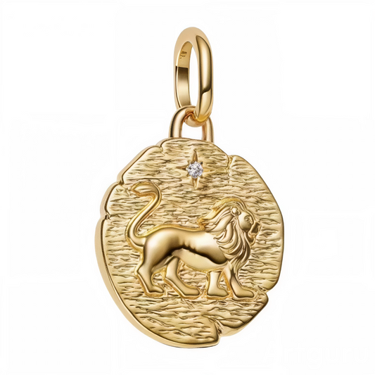 Ce charm pendentif en&nbsp;argent 925&nbsp;met en relief un lion majestueux sur un médaillon texturé, évoquant puissance, courage et noblesse avec une touche talismanique intemporelle. Inspiré des symboles du signe Lion, il incarne leadership, confiance et énergie solaire, idéal pour personnaliser un bracelet à charms ou sublimer une chaîne en collier. Compatible avec les bracelets de style Pandora, il s’intègre facilement à une composition existante tout en devenant la pièce forte de la parure.