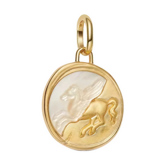 Ce charm pendentif en&nbsp;argent 925&nbsp;met en scène Pégase, le cheval ailé, sublimé par une incrustation de nacre iridescente sur un médaillon texturé au style talisman antique. Symbole de liberté, d’inspiration et d’élévation créative, Pégase s’allie aux vertus protectrices et apaisantes de la nacre pour un bijou poétique qui illumine bracelets à charms et colliers. Compatible avec les bracelets de style Pandora, il s’intègre facilement à une collection et devient une pièce phare à la fois élégante et 