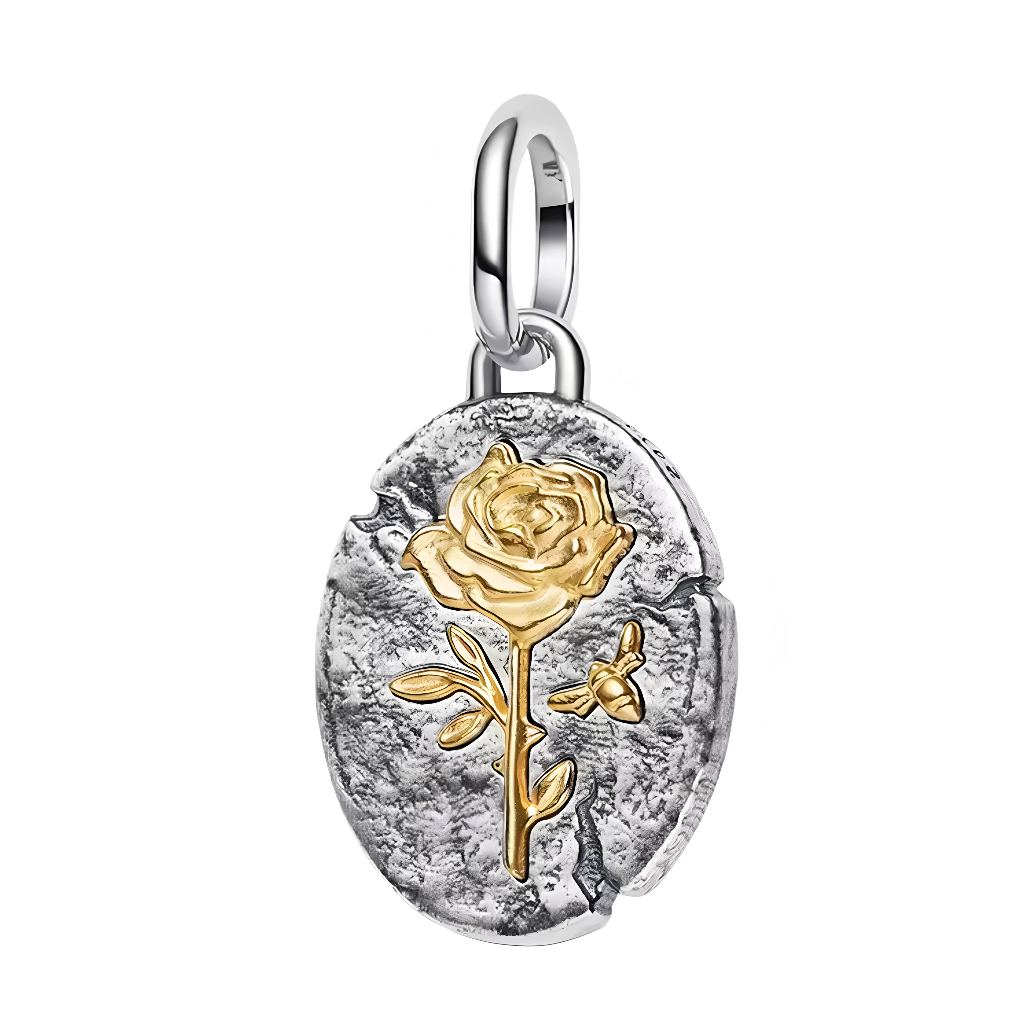 Ce charm pendentif en&nbsp;argent 925&nbsp;met en relief une rose dorée sur médaillon texturé, symbole de passion, de beauté et d’amour véritable, dans l’esprit des talismans vintages gravés à la cire. Travaillé façon médaillon ancien avec contraste bicolore, il apporte une touche poétique et protectrice à un bracelet à charms ou à une chaîne portée en collier, idéal pour un style romantique et intemporel. Compatible avec les bracelets de style Pandora, il s’intègre facilement à une composition existante to