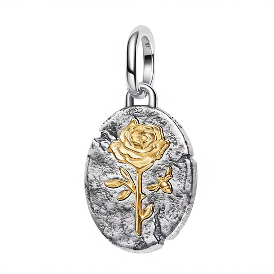 Ce charm pendentif en&nbsp;argent 925&nbsp;met en relief une rose dorée sur médaillon texturé, symbole de passion, de beauté et d’amour véritable, dans l’esprit des talismans vintages gravés à la cire. Travaillé façon médaillon ancien avec contraste bicolore, il apporte une touche poétique et protectrice à un bracelet à charms ou à une chaîne portée en collier, idéal pour un style romantique et intemporel. Compatible avec les bracelets de style Pandora, il s’intègre facilement à une composition existante to