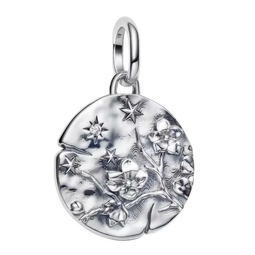 Ce charm pendentif en&nbsp;argent 925&nbsp;représente des fleurs de cerisier en relief entourées d’étoiles, gravées sur un médaillon texturé pour un style talisman poétique et intemporel. Symbole de renouveau et de beauté éphémère au Japon, la fleur de cerisier s’associe ici à l’étoile porte‑bonheur, évoquant espoir, guidance et nouveau départ au quotidien. Compatible avec les bracelets à charms de style Pandora et facile à porter en collier, c’est une pièce délicate qui illumine toute composition.