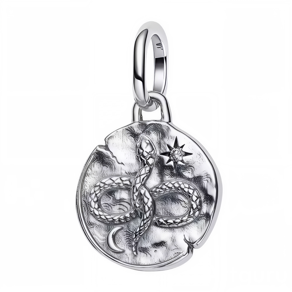 Ce charm pendentif en&nbsp;argent 925&nbsp;présente un serpent en forme d’infini, entouré d’une étoile et d’un croissant de lune, gravé sur un médaillon texturé au style talisman ancien. Inspiré du symbole de l’ouroboros et des serpents entrelacés, il évoque l’éternel recommencement, la transformation et la sagesse intérieure, parfait pour un look mystique et affirmé. Compatible avec les bracelets à charms de style Pandora et élégant porté en collier, il s’intègre facilement à une collection symbolique et p