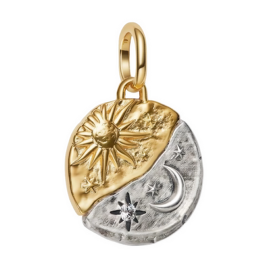 Ce charm pendentif en&nbsp;argent 925&nbsp;oppose un soleil rayonnant et une lune étoilée sur un médaillon bicolore façon yin‑yang, symbole d’équilibre et d’harmonie entre énergies complémentaires. Le soleil incarne vitalité, clarté et puissance, quand la lune évoque intuition, cycles et renouveau; l’ensemble forme un talisman cosmique au style vintage texturé, idéal sur bracelet à charms ou en collier. Compatible avec les bracelets de style Pandora, il s’intègre facilement à une composition existante en ap