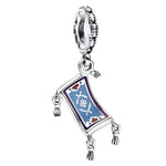 Apporte une touche magique et féerique à ton bracelet avec ce charm pendentif tapis volant Aladdin. Inspiré de l’univers Disney, ce bijou en argent 925 met en valeur le célèbre tapis volant, avec de beaux détails colorés qui rappellent les aventures d’Aladdin et Jasmine. Un charm original et poétique, parfait pour les fans de Disney et des pièces pleines de rêve.

Caractéristiques :

- Matière : Argent 925 avec détails émaillés.
- Design : Tapis volant d’Aladdin avec finitions soignées.
- Dimensions : Taill