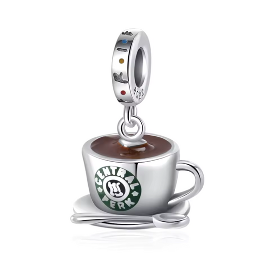 Ce charm pendentif représente l'iconique tasse de café avec cuillère, inspiré du café Central Perk, lieu de rencontre emblématique des personnages de la série "Friends". Ce charm est un hommage parfait aux fans qui souhaitent emporter un peu de l'ambiance chaleureuse de la série avec eux.