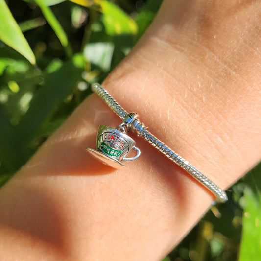 Apportez une touche de convivialité et de nostalgie à votre collection avec ce charm en forme de tasse de café Central Perk, inspiré par la série Friends. Fabriqué en argent sterling S925, ce charm capture avec finesse l'emblématique tasse du café préféré des personnages de la série.