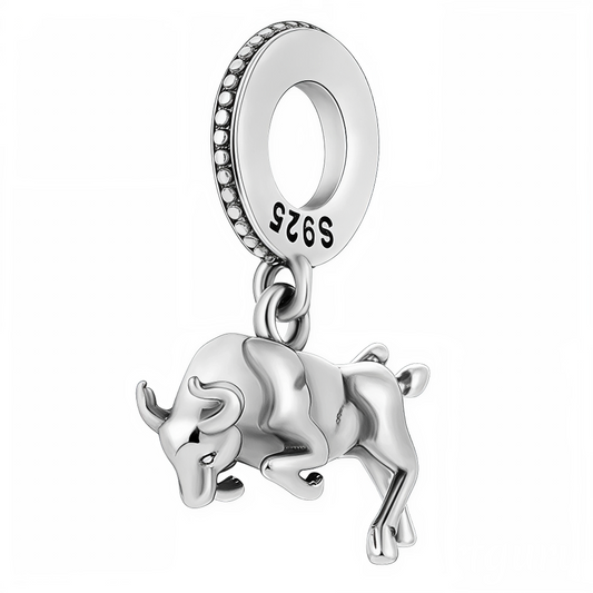 Exprimez puissance et détermination avec ce charm pendentif en argent 925 représentant un taureau majestueux. Symbole de force et de persévérance, ce bijou au design raffiné est idéal pour ajouter une touche de caractère et de style à votre collection.