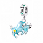 Affirmez votre force et votre détermination avec ce charm pendentif en argent 925, représentant un taureau majestueux en plein mouvement. Sa teinte bleu azur, ornée d’une étoile dorée et de détails lumineux glow in the dark, symbolise la puissance tranquille et la stabilité propres à ce signe de terre. Parfait pour exprimer votre personnalité ou offrir un bijou astrologique unique et significatif.