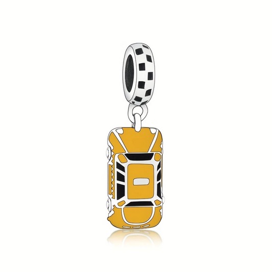 Le Charm Pendentif Taxi est un clin d'œil au célèbre taxi jaune de Phoebe dans Friends. Ce charm est parfait pour les fans de la série qui souhaitent se rappeler des trajets amusants et des moments mémorables de la bande dans New York. Avec des détails soignés, ce pendentif évoque l’esprit excentrique de Phoebe et son amour pour ce taxi emblématique.