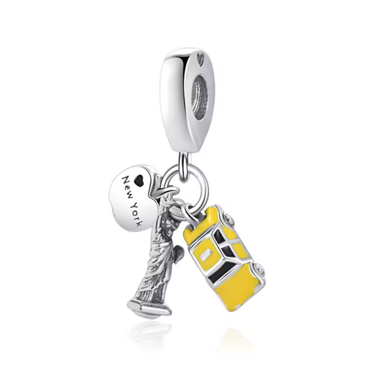 Capturez l’essence de New York avec ce charm unique représentant un taxi jaune emblématique, la Statue de la Liberté et une pomme, symbole de la "Grosse Pomme". Fabriqué en argent 925, ce bijou célèbre l’énergie vibrante, la diversité et le caractère iconique de la ville qui ne dort jamais. Parfait pour les amoureux de voyages, de métropoles et d'aventures urbaines.