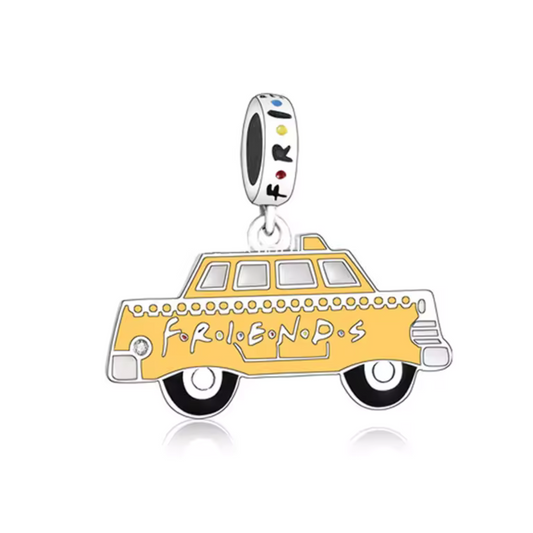 Ce charm pendentif s'inspire du légendaire taxi jaune de Phoebe, une des voitures les plus mémorables de la série Friends. Ce taxi décalé, à l'image de Phoebe Buffay, symbolise son esprit libre et son style de vie unique. Parfait pour les fans de la série, ce charm rappellera de nombreux moments hilarants de Friends.
