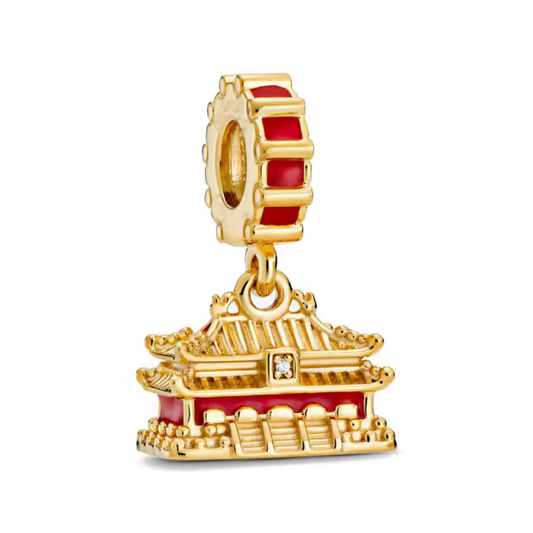 Ajoutez une touche d'exotisme et de sérénité à votre collection avec ce charm Temple Japonais. Fabriqué en métal argenté, ce charm est délicatement détaillé pour représenter un temple traditionnel japonais, symbole de paix et de spiritualité. Les éléments architecturaux raffinés et la toiture en pagode évoquent la beauté et l'harmonie de la culture japonaise. Ce charm est parfait pour les amateurs de voyage et de culture, et il apportera une note unique et inspirante à votre poignet. Compatible avec les bra