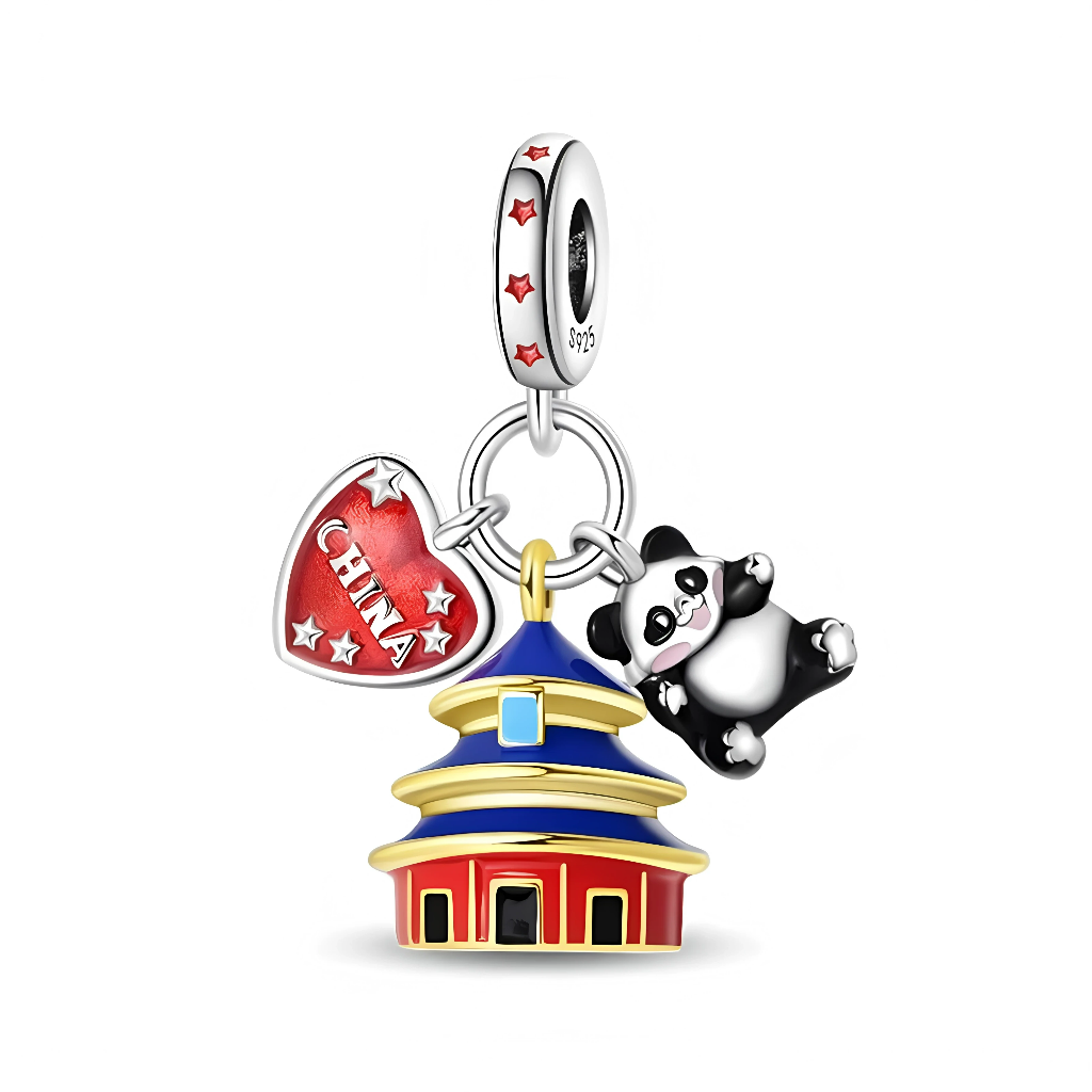 La bélière blanche est décorée de petites étoiles rouges, rappelant les étoiles du drapeau chinois. Au centre, un temple inspiré du Temple du Ciel de Pékin est émaillé de bleu, rouge et or, accompagné d’un cœur rouge marqué « CHINA » et d’un panda noir et blanc au style très mignon qui semble s’accrocher au pendentif. Ce trio évoque à la fois patrimoine architectural, symbole national et animal emblématique du pays.