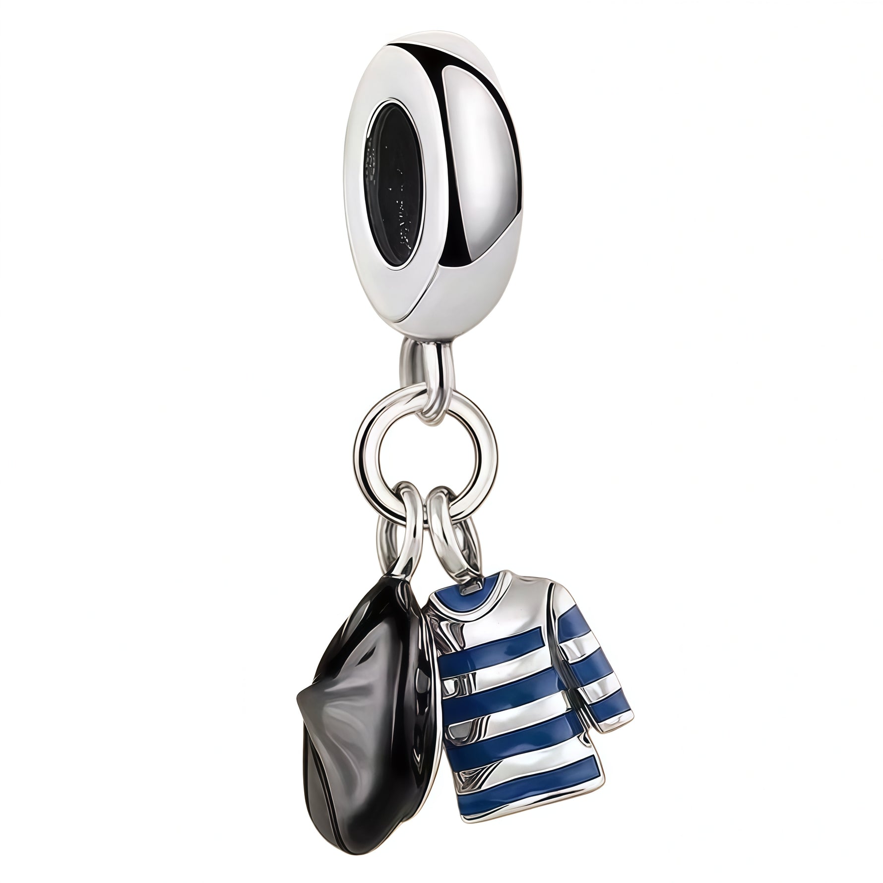 Charm pendentif original représentant une tenue de marin avec son sac, finement travaillée en argent 925. Les détails bleus et argentés donnent vie à ce petit ensemble vestimentaire, pour un design à la fois élégant, délicat et plein de charme. Une pièce idéale pour ajouter une touche nautique et symbolique à votre bracelet.

Caractéristiques :

- Matière : Argent 925.
- Design : Petite tenue de marin accompagnée d’un sac, avec détails bleu marine.
- Style : Marin, élégant et original.
- Symbolique : Voyage