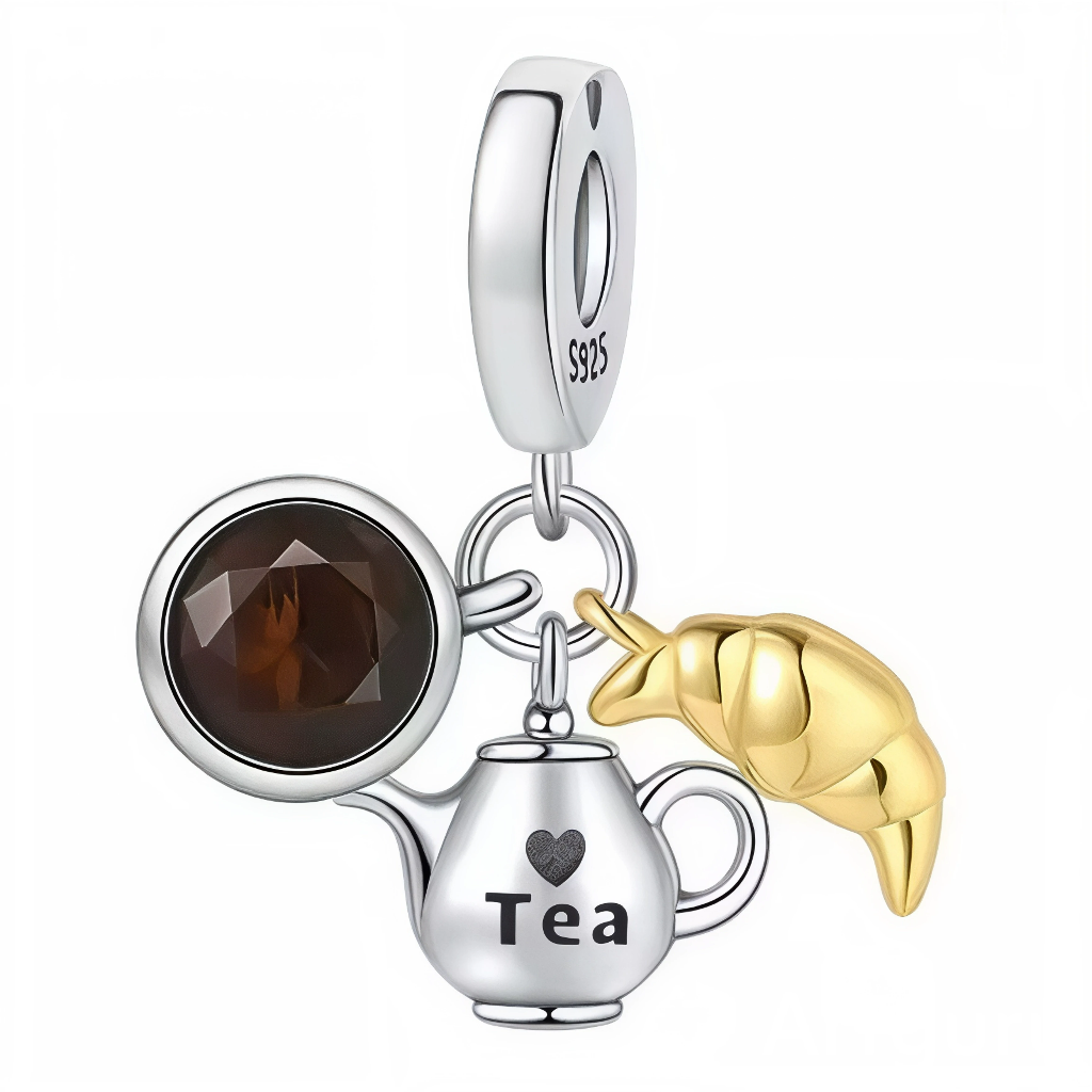 Ce charm pendentif en argent 925 réunit une mignonne théière gravée "TEA" avec cœur, une tasse fumante ornée d'un cristal brun et un croissant doré appétissant, pour célébrer les pauses gourmandes et cosy du afternoon tea. Suspendu à une bélière lisse gravée « S925 », il mélange élégance et gourmandise avec finesse.

Caractéristiques :

Matière : Argent 925 (S925) avec accents dorés
Design : Théière cœur "TEA", tasse cristal sombre et croissant plaqué or, assemblés en cluster suspendu à anneau gravé.
Style 