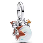 Apportez une touche d'amitié et de malice à votre collection avec ce charm inspiré des célèbres personnages Tic et Tac, les écureuils inséparables de l'univers Disney. Ce charm, magnifiquement réalisé sur une perle en métal argenté, capture l’esprit espiègle et complice des deux personnages. Avec leurs sourires malicieux et leurs expressions pleines de vie, ce charm est parfait pour les fans de Disney et de ces deux compagnons inoubliables.

Le design met en avant les traits distinctifs de Tic et Tac, avec 
