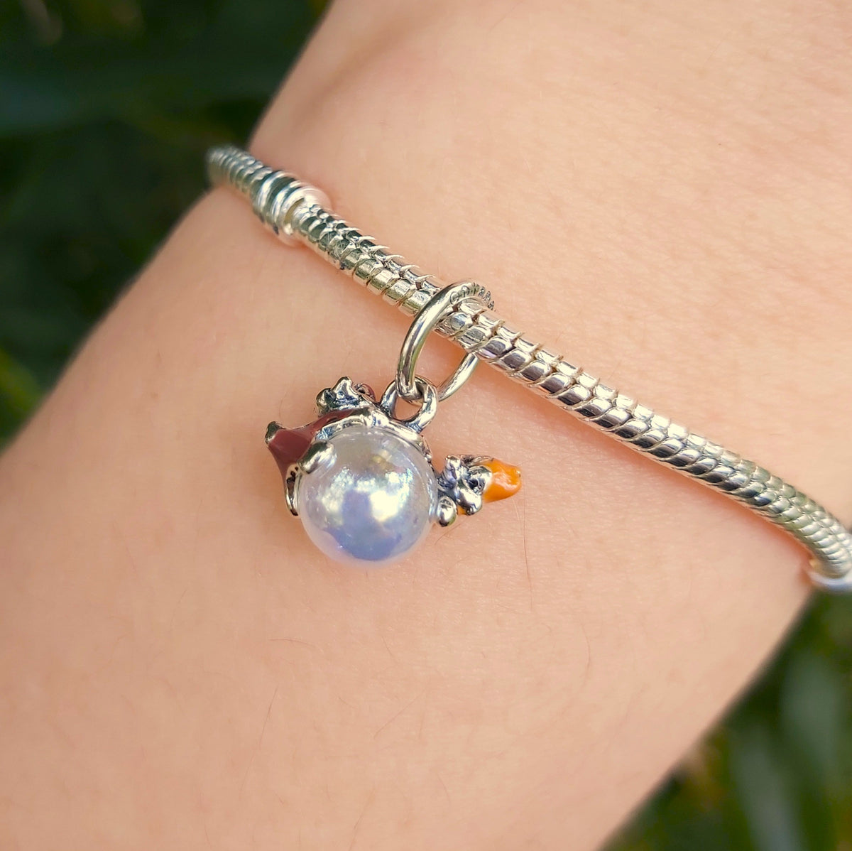 Apportez une touche d'amitié et de malice à votre collection avec ce charm inspiré des célèbres personnages Tic et Tac, les écureuils inséparables de l'univers Disney. Ce charm, magnifiquement réalisé sur une perle en métal argenté, capture l’esprit espiègle et complice des deux personnages. Avec leurs sourires malicieux et leurs expressions pleines de vie, ce charm est parfait pour les fans de Disney et de ces deux compagnons inoubliables.

Le design met en avant les traits distinctifs de Tic et Tac, avec 
