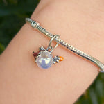Apportez une touche d'amitié et de malice à votre collection avec ce charm inspiré des célèbres personnages Tic et Tac, les écureuils inséparables de l'univers Disney. Ce charm, magnifiquement réalisé sur une perle en métal argenté, capture l’esprit espiègle et complice des deux personnages. Avec leurs sourires malicieux et leurs expressions pleines de vie, ce charm est parfait pour les fans de Disney et de ces deux compagnons inoubliables.

Le design met en avant les traits distinctifs de Tic et Tac, avec 