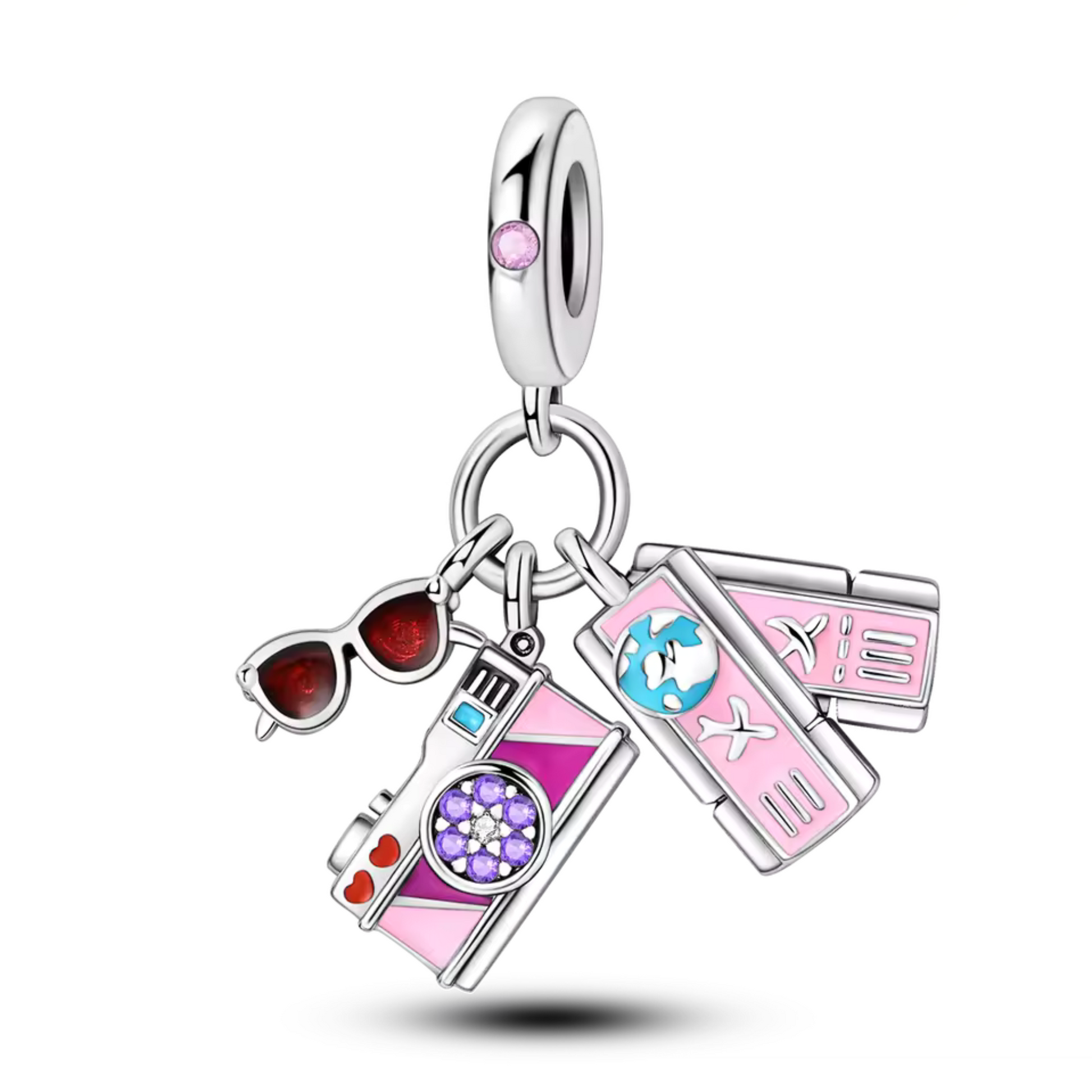 Éveillez votre âme d’aventurier avec ce Charm Voyage qui capture l’essence des escapades autour du monde. Fabriqué en argent 925, ce charm met en scène des tickets d’avion détaillés, symboles de nouveaux départs et de découvertes. Accompagné d’une paire de lunettes de soleil stylées et d’un appareil photo miniature, il évoque la liberté, les souvenirs de vacances et les paysages inoubliables.

Parfait pour les amateurs de voyages, ce charm est un rappel constant de vos aventures passées et de celles à venir