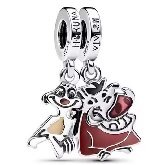 Revivez la magie du Roi Lion avec ce Charm - Timon &amp; Pumba, en argent sterling S925. Inspiré des célèbres compagnons inséparables du film Disney, Timon et Pumba apportent leur esprit libre et insouciant dans votre collection. Avec leur célèbre mantra "Hakuna Matata", ce charm incarne la joie de vivre et l'amitié, parfait pour les amateurs du classique de Disney.