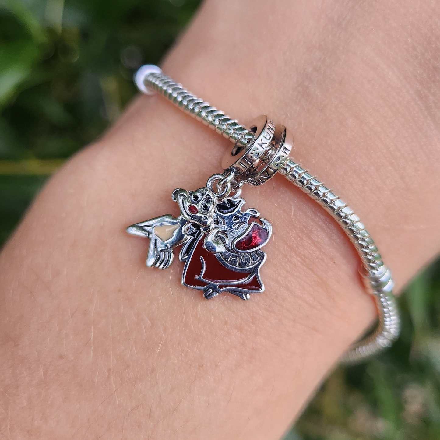 Revivez la magie du Roi Lion avec ce Charm - Timon &amp; Pumba, en argent sterling S925. Inspiré des célèbres compagnons inséparables du film Disney, Timon et Pumba apportent leur esprit libre et insouciant dans votre collection. Avec leur célèbre mantra "Hakuna Matata", ce charm incarne la joie de vivre et l'amitié, parfait pour les amateurs du classique de Disney.