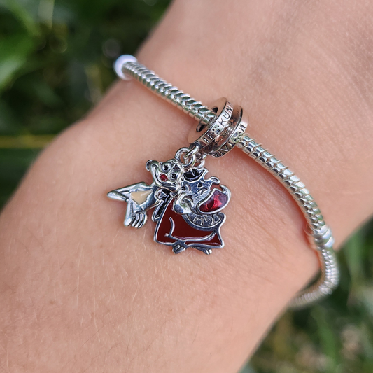 Revivez la magie du Roi Lion avec ce Charm - Timon &amp; Pumba, en argent sterling S925. Inspiré des célèbres compagnons inséparables du film Disney, Timon et Pumba apportent leur esprit libre et insouciant dans votre collection. Avec leur célèbre mantra "Hakuna Matata", ce charm incarne la joie de vivre et l'amitié, parfait pour les amateurs du classique de Disney.