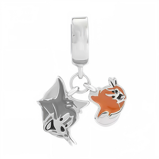 Ajoutez une touche de fun et de nostalgie à votre collection avec ce charm pendentif unique représentant Tom et Jerry dans une scène pleine de malice et d’énergie. Les détails précis capturent parfaitement l’humour et le caractère espiègle de ces personnages emblématiques, parfait pour les fans de Disney et les amateurs de designs ludiques et originaux.

Fabriqué en argent 925, ce bijou se distingue par ses finitions soignées et son éclat subtil. Les expressions et postures dynamiques de Tom et Jerry apport