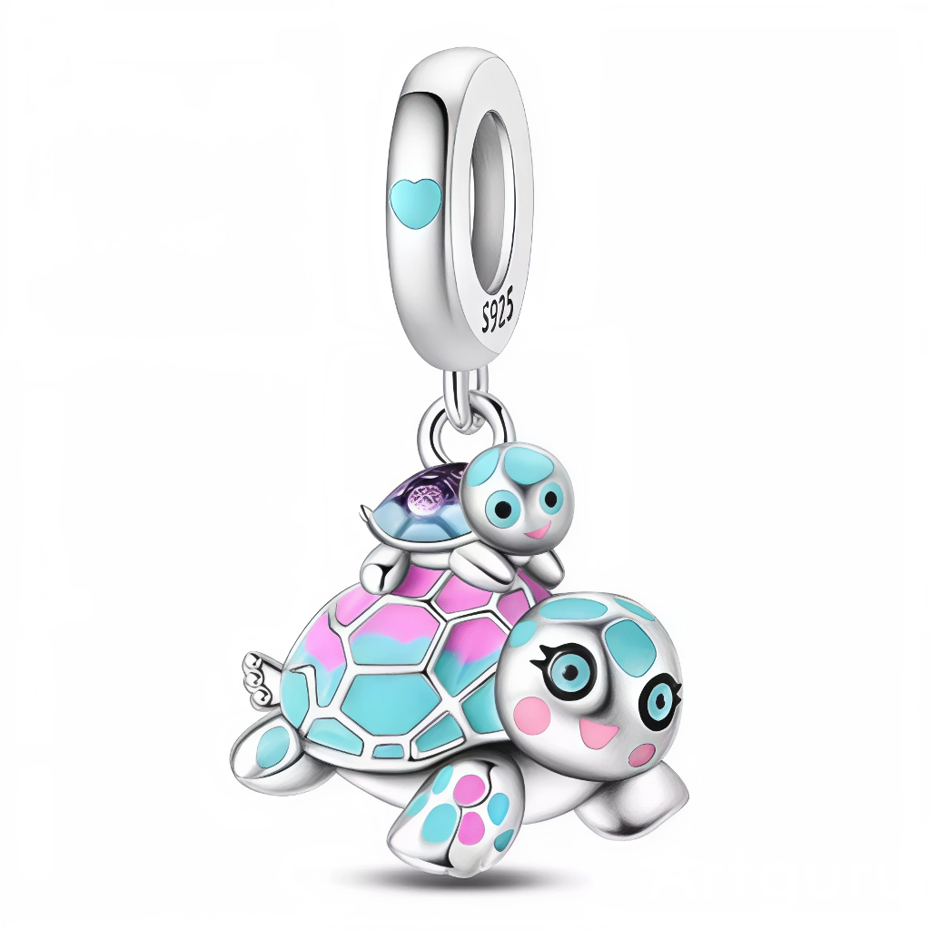 Ce charm ultra joyeux met en scène une tortue maman aux grands yeux expressifs, carapace décorée de motifs hexagonaux bleu et rose pastel, sur laquelle se repose un bébé tortue tout sourire avec une petite carapace violette brillante. Leurs joues rosées et leurs couleurs vives évoquent la douceur, la protection et la bonne humeur, tandis que la bélière S925 lisse est soulignée par un cœur turquoise émaillé pour une touche de tendresse supplémentaire. Idéal pour symboliser le lien parent-enfant, un amour pro